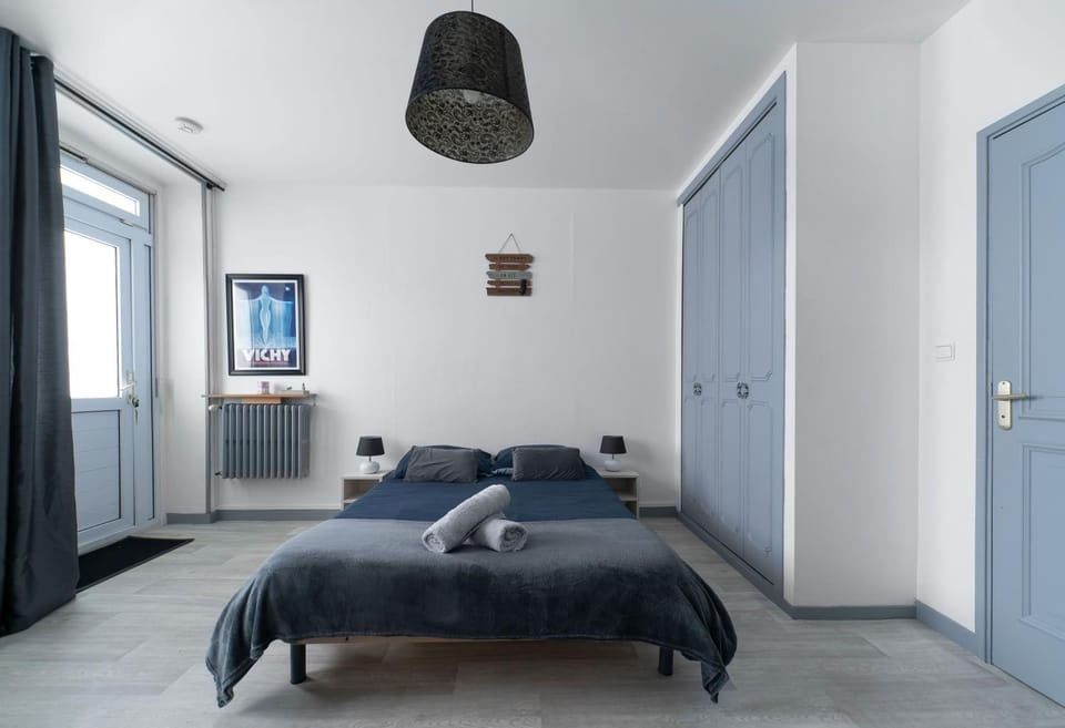 Bed, Bedroom, towels, wardrobe
