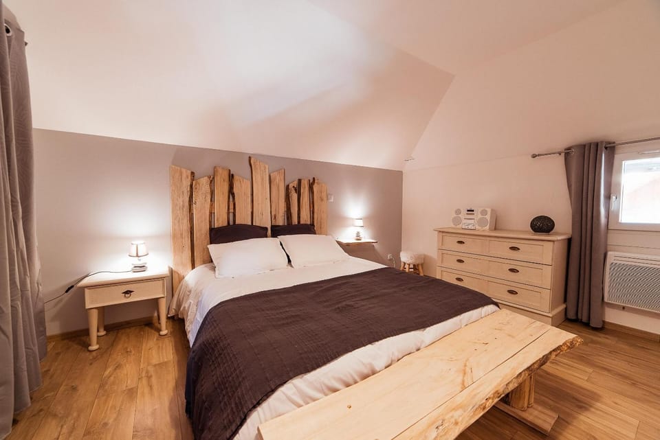 Bed, Photo of the whole room, Bedroom