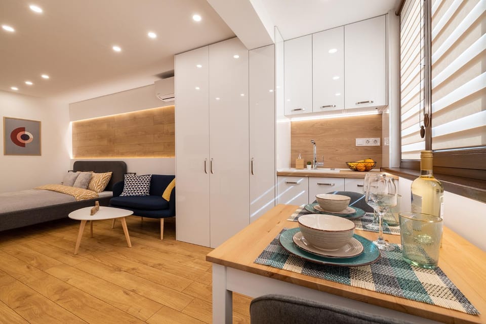 Kitchen or kitchenette, Dining area