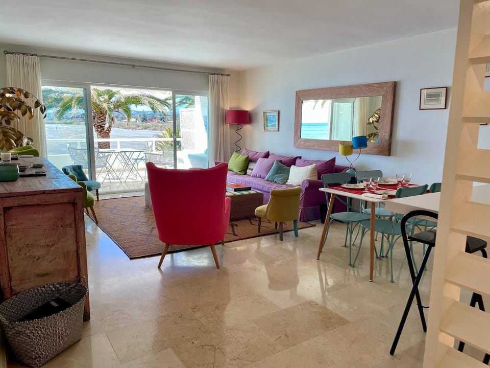 Living room, Seating area, Dining area