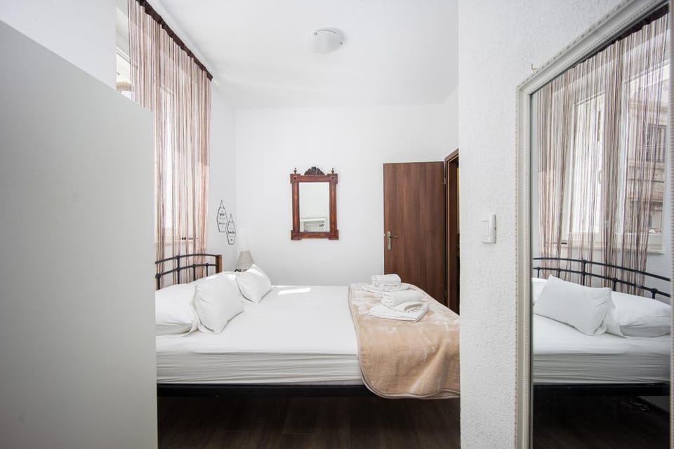 Bedroom, towels