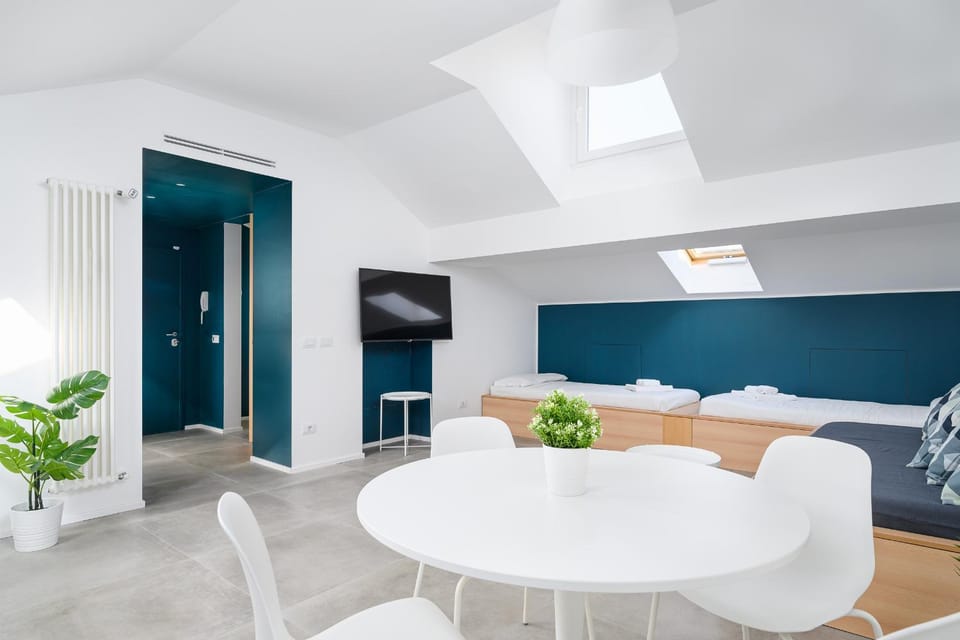 Bed, TV and multimedia, Dining area