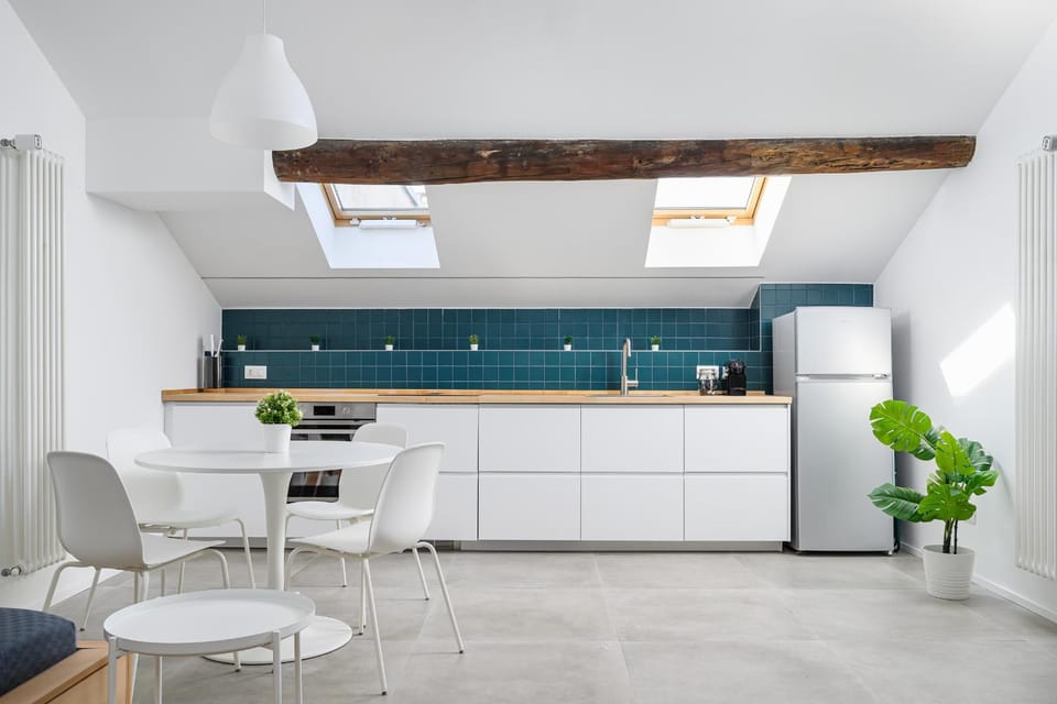 Coffee/tea facilities, Kitchen or kitchenette, Dining area, kitchen