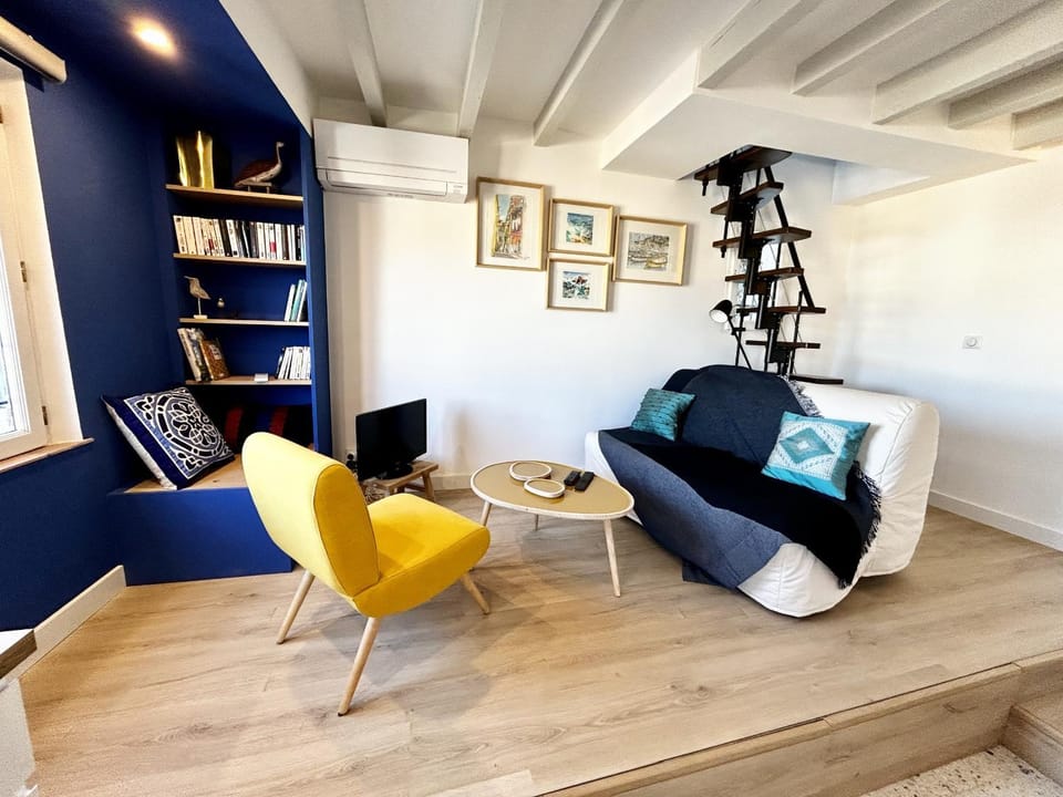Communal lounge/ TV room, Living room