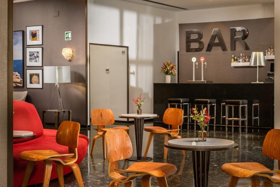 Lounge or bar