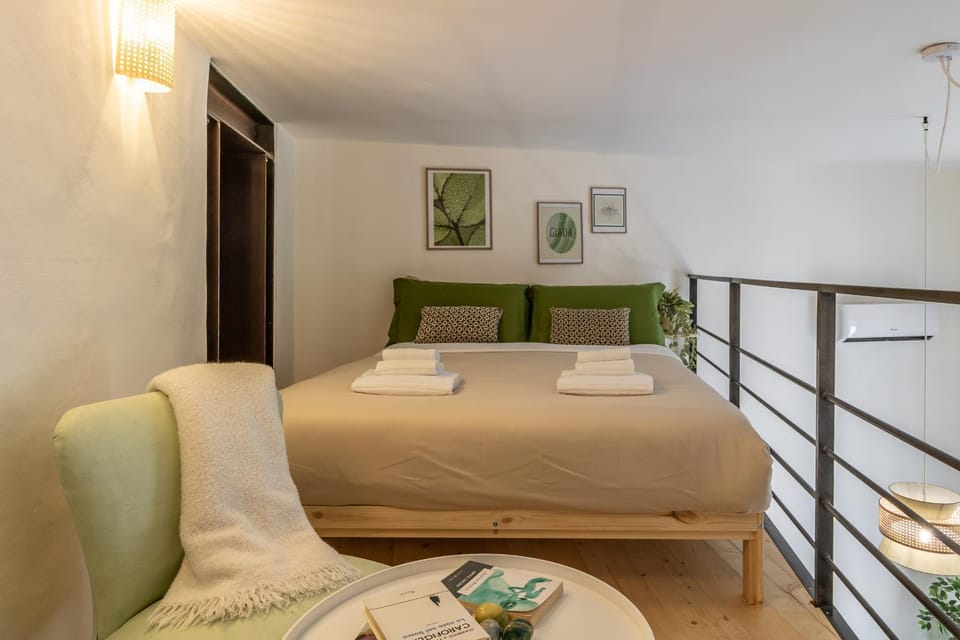 Bed, Living room, Photo of the whole room, Seating area, Bedroom, towels