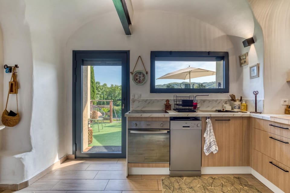 Property building, Kitchen or kitchenette, Living room