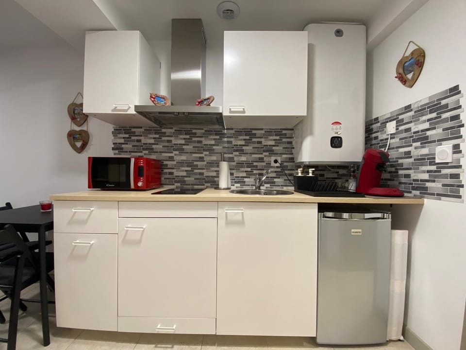Kitchen or kitchenette