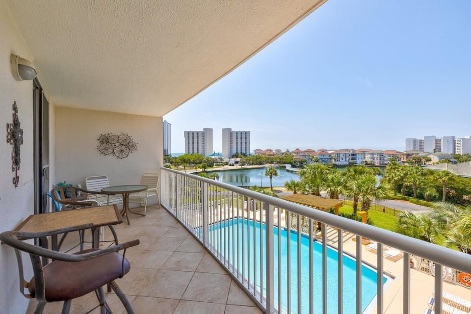 View (from property/room), Balcony/Terrace, Swimming pool