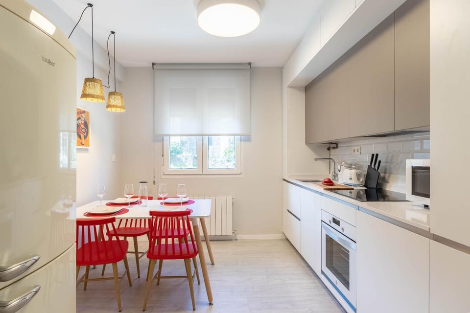 Kitchen or kitchenette, Dining area, minibar, pet friendly, stove, toaster