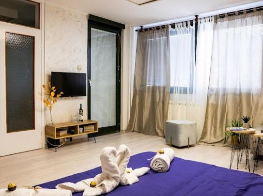 Bed, TV and multimedia, Bedroom, towels