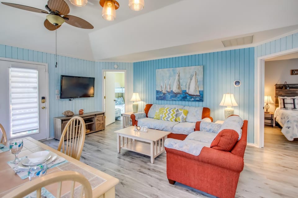 Myrtle Beach Cottage, Walk to Pools + Beach! House in South Carolina