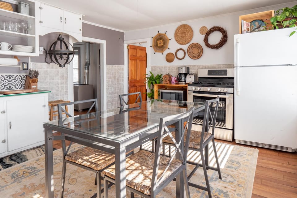 Kitchen or kitchenette, Dining area, minibar, pet friendly, stove, toaster
