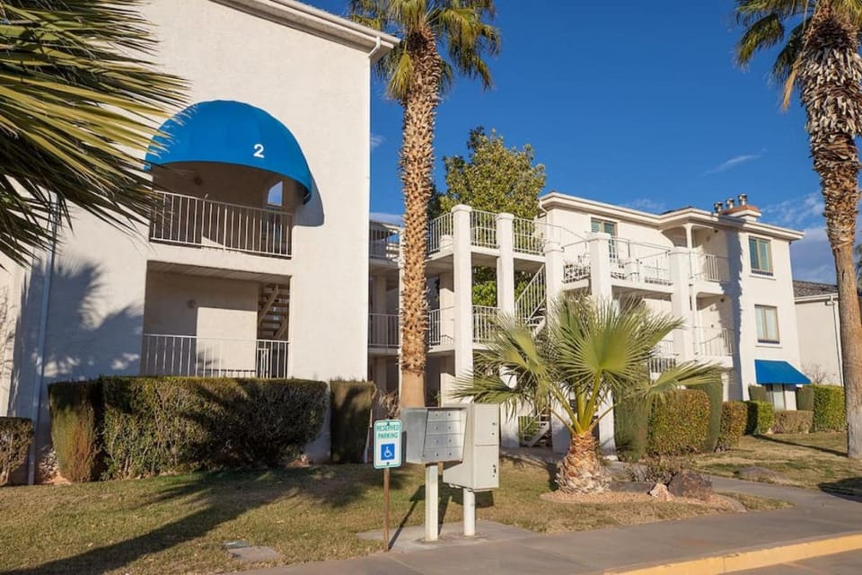 Las Palmas Retreat In Sunny St George with Pool House in St George