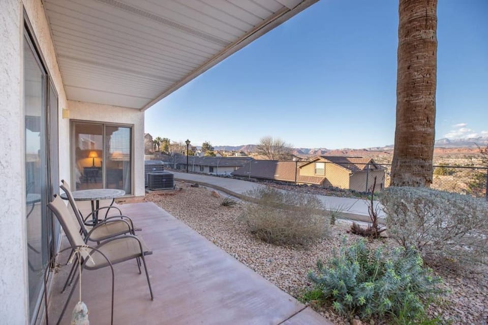 Las Palmas Retreat In Sunny St George with Pool House in St George