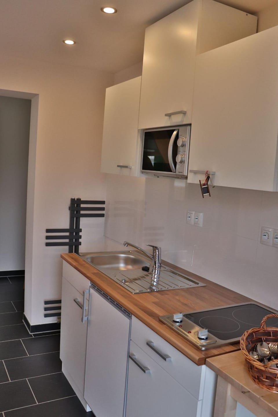 Kitchen or kitchenette, minibar, stove