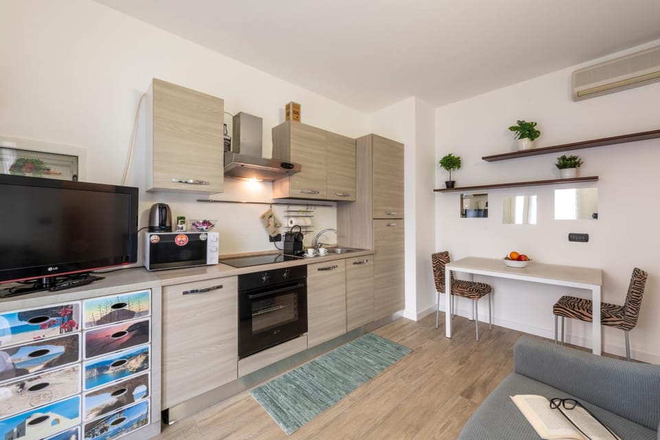 Kitchen or kitchenette, Dining area, dishwasher, oven, stove
