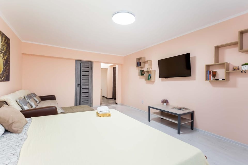 Bed, TV and multimedia, Seating area, Bedroom