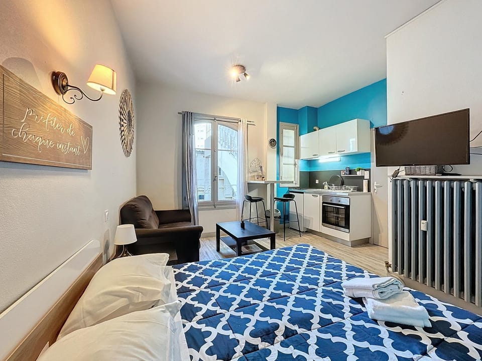 Communal lounge/ TV room, Bed, Living room, Photo of the whole room, Dining area, Bedroom, oven, pet friendly