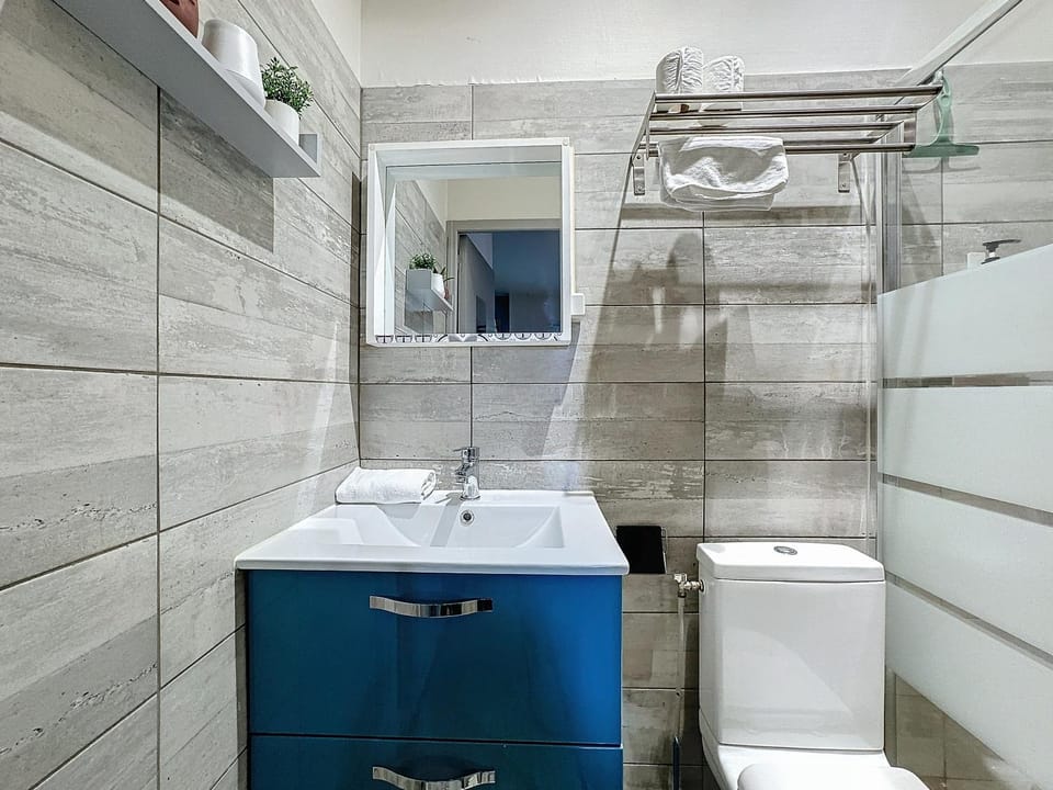 Shower, Toilet, Bathroom, towels, washing machine