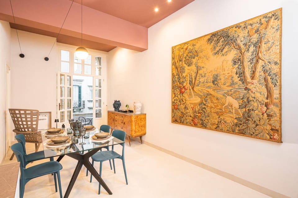 Living room, Photo of the whole room, Decorative detail, Seating area, Dining area