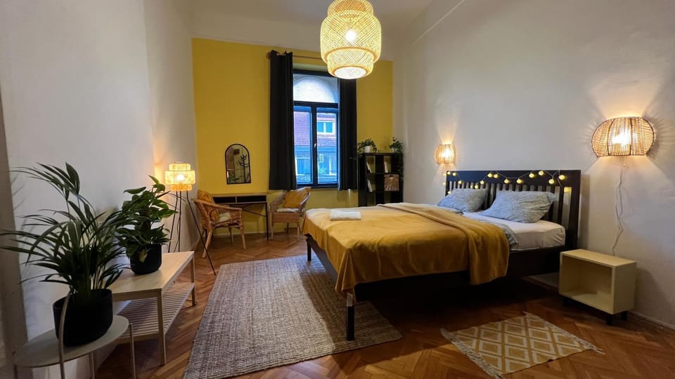 Bed, Seating area, Bedroom