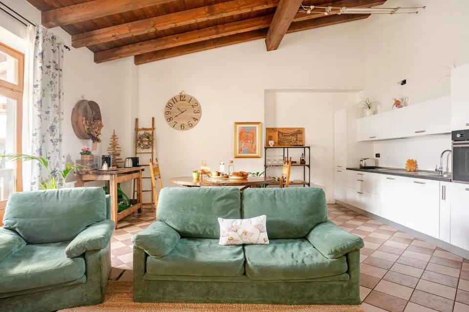 Kitchen or kitchenette, Living room, Seating area, Dining area, stove