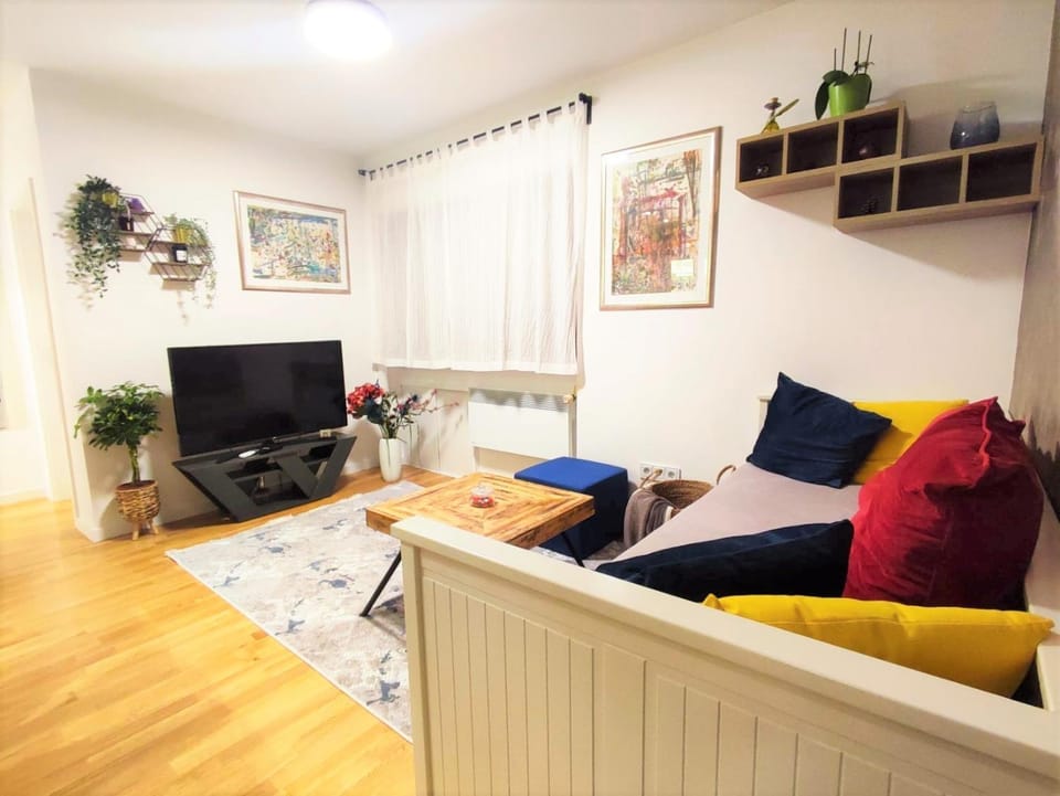 TV and multimedia, Living room, Seating area
