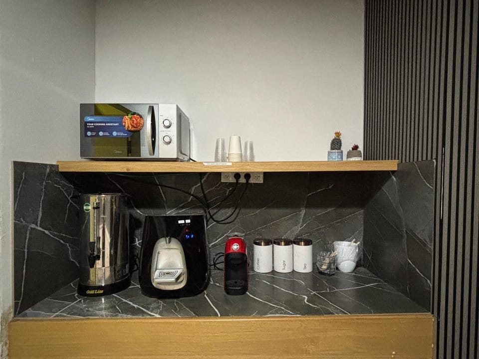 Coffee/tea facilities, microwave