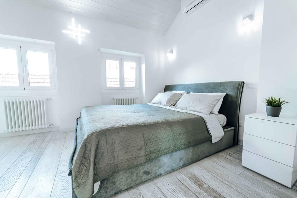 Bed, Photo of the whole room, Bedroom, air conditioner