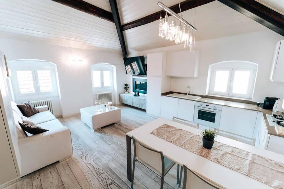 TV and multimedia, Kitchen or kitchenette, Living room, Seating area, Dining area