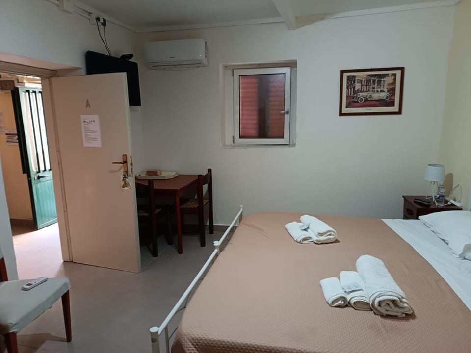 Photo of the whole room, air conditioner