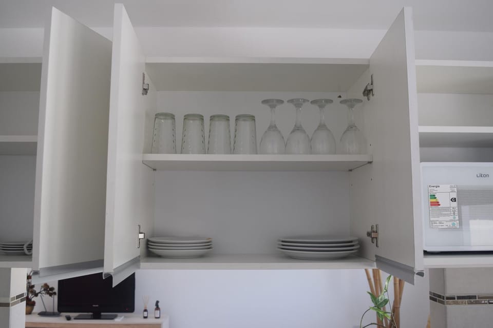 Kitchen or kitchenette, minibar, stove