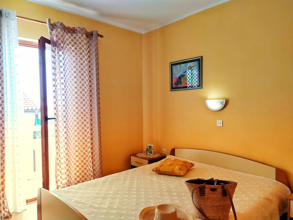 Bed, Balcony/Terrace, Photo of the whole room, Bedroom, internet, internet, wardrobe, air conditioner