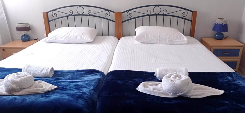 Bed, Bedroom, towels