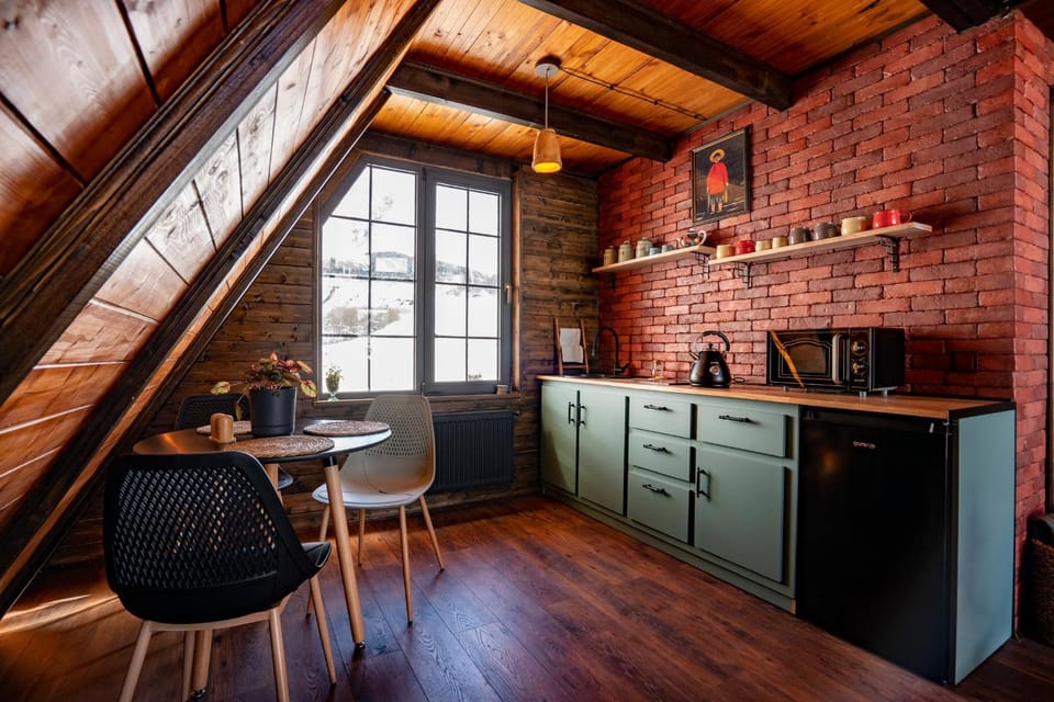 Kitchen or kitchenette, Dining area