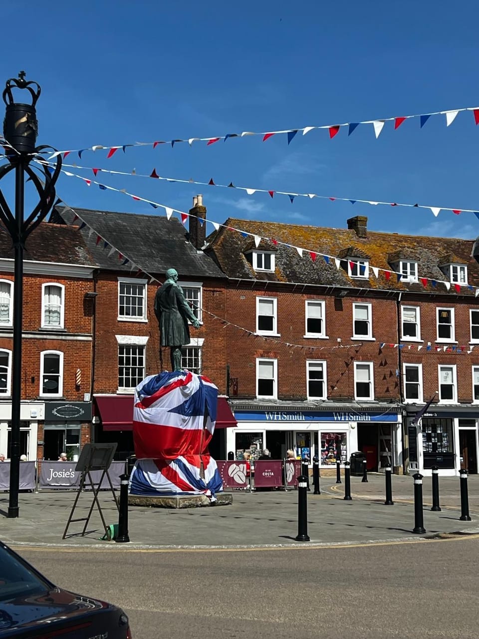 Nearby landmark, Location