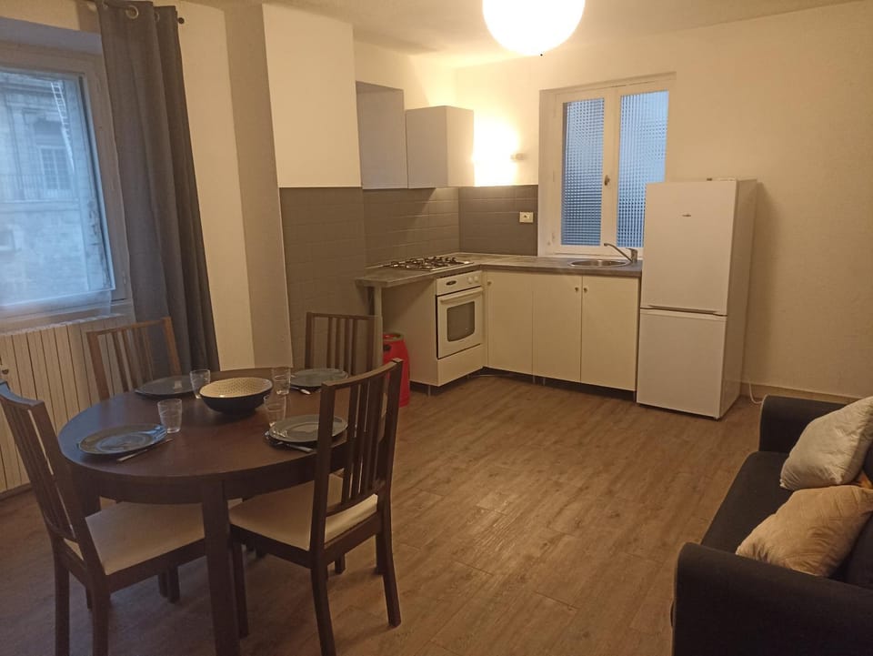 Kitchen or kitchenette, Living room, Seating area, Dining area, pet friendly, stove
