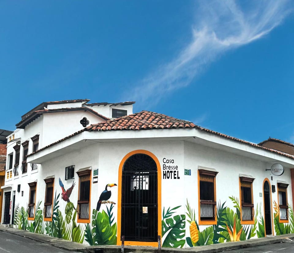 Facade/entrance, Location, acessibility