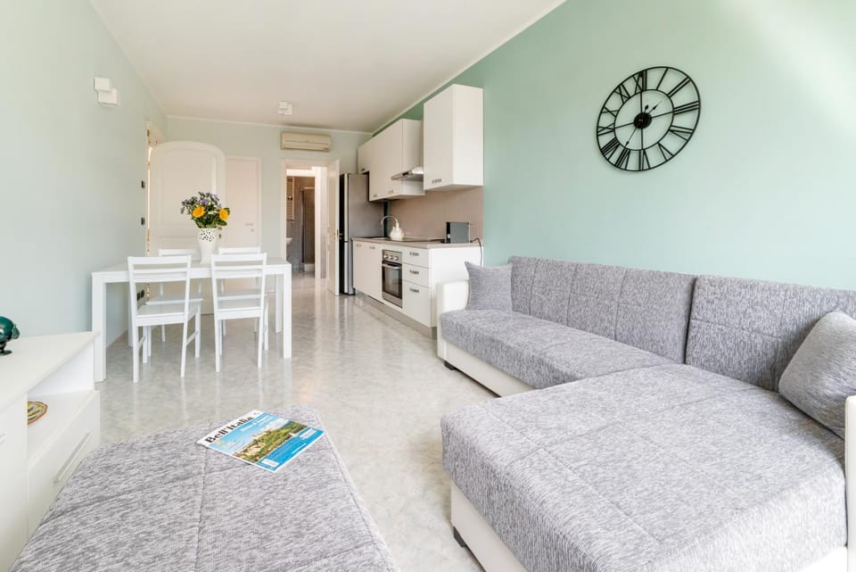 Kitchen or kitchenette, Living room, Seating area, Dining area, minibar, pet friendly