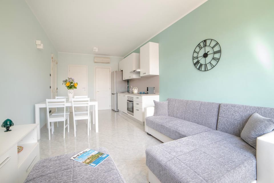 Kitchen or kitchenette, Living room, Seating area, Dining area, minibar, pet friendly, stove, air conditioner