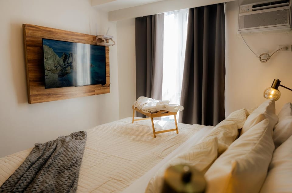 Bed, TV and multimedia, air conditioner