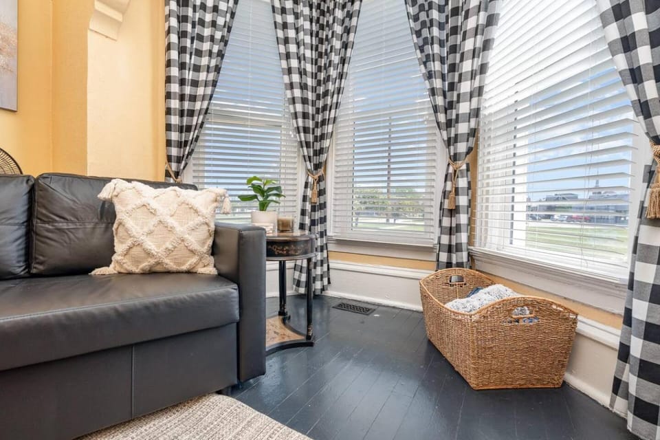Beautiful downstairs 1bed 1bth charmer- Pet Friendly Apartment in Michigan City