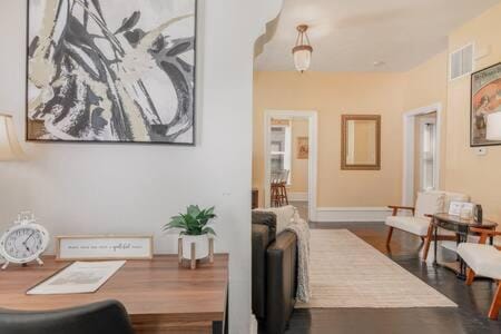 Beautiful downstairs 1bed 1bth charmer- Pet Friendly Apartment in Michigan City