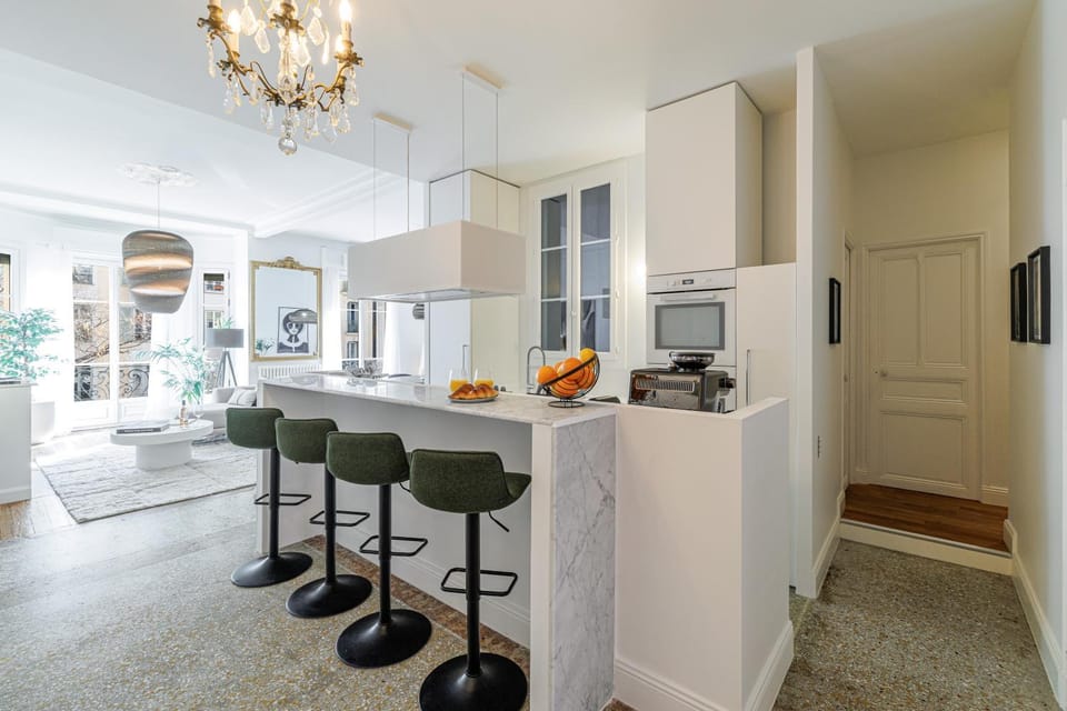 Kitchen or kitchenette, Dining area, dishwasher, minibar, oven, stove