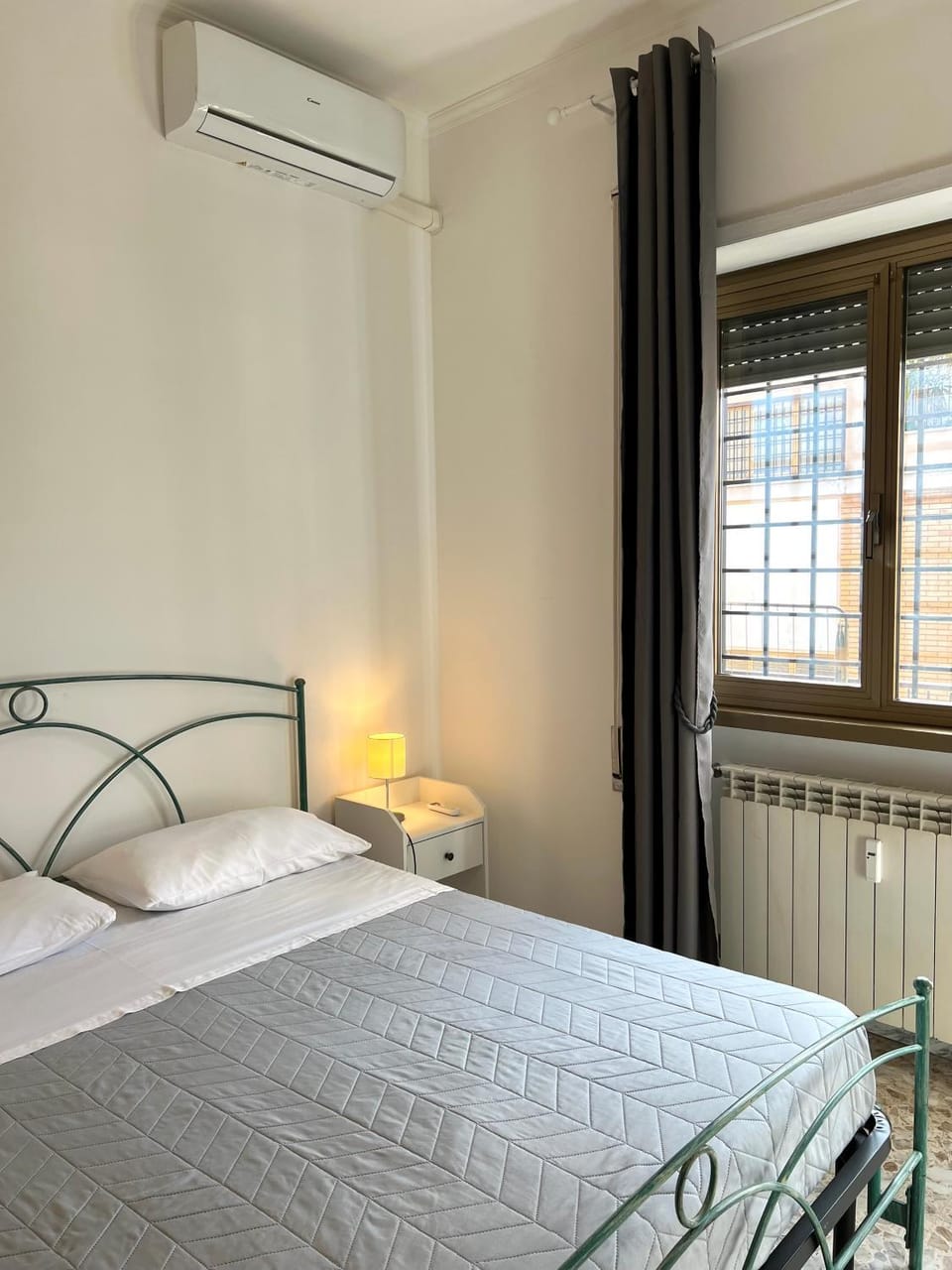 Bedroom, air conditioner