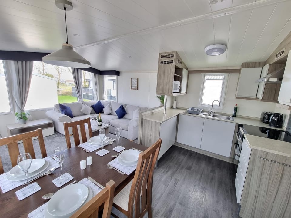Kitchen or kitchenette, Living room, Seating area, Dining area