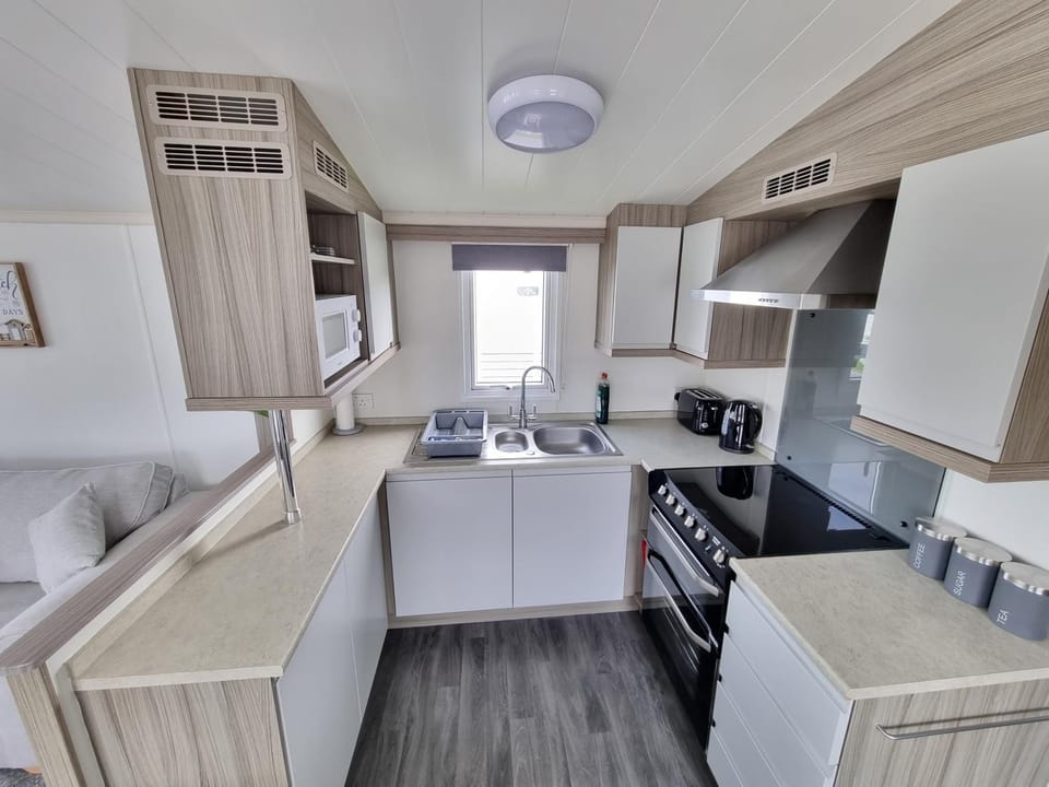 Kitchen or kitchenette, minibar, stove