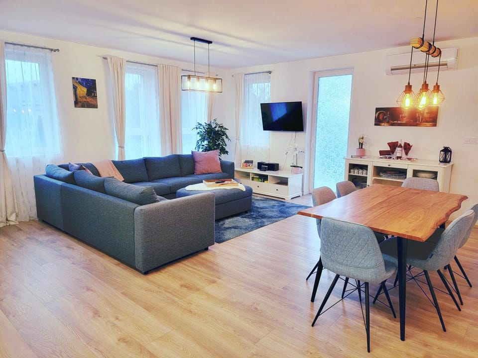 Living room, Seating area, Dining area, Entertainment