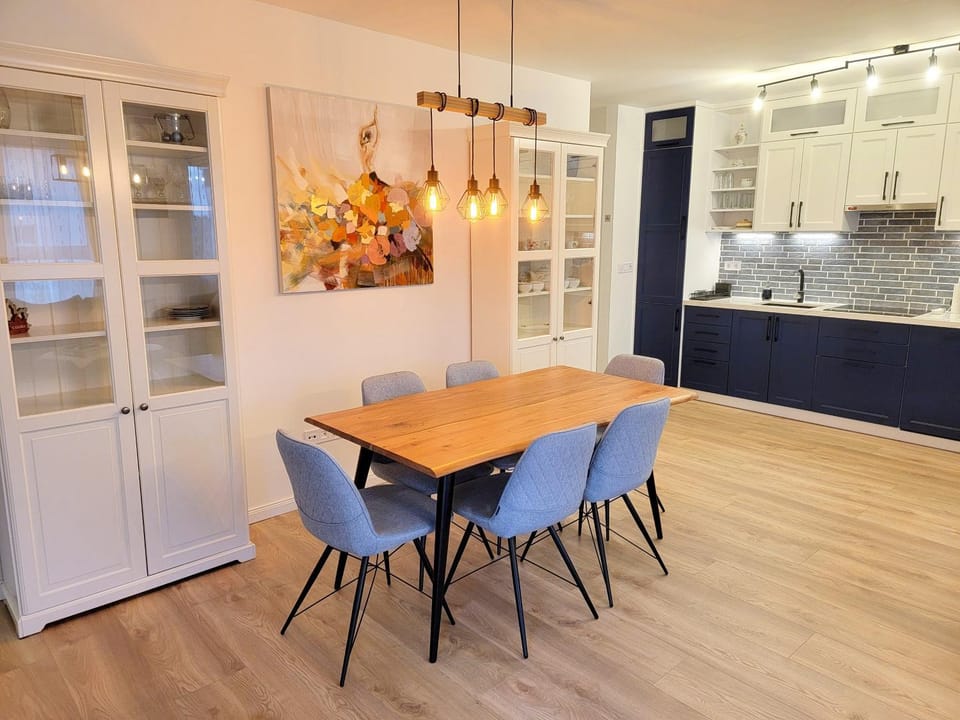 Dining area, kitchen